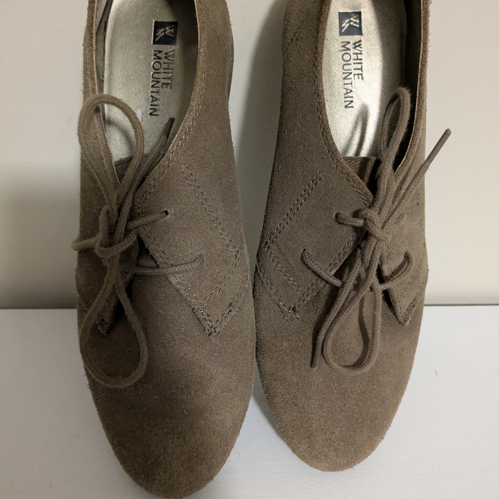 White Mountain Women's Tan Suede Shoes